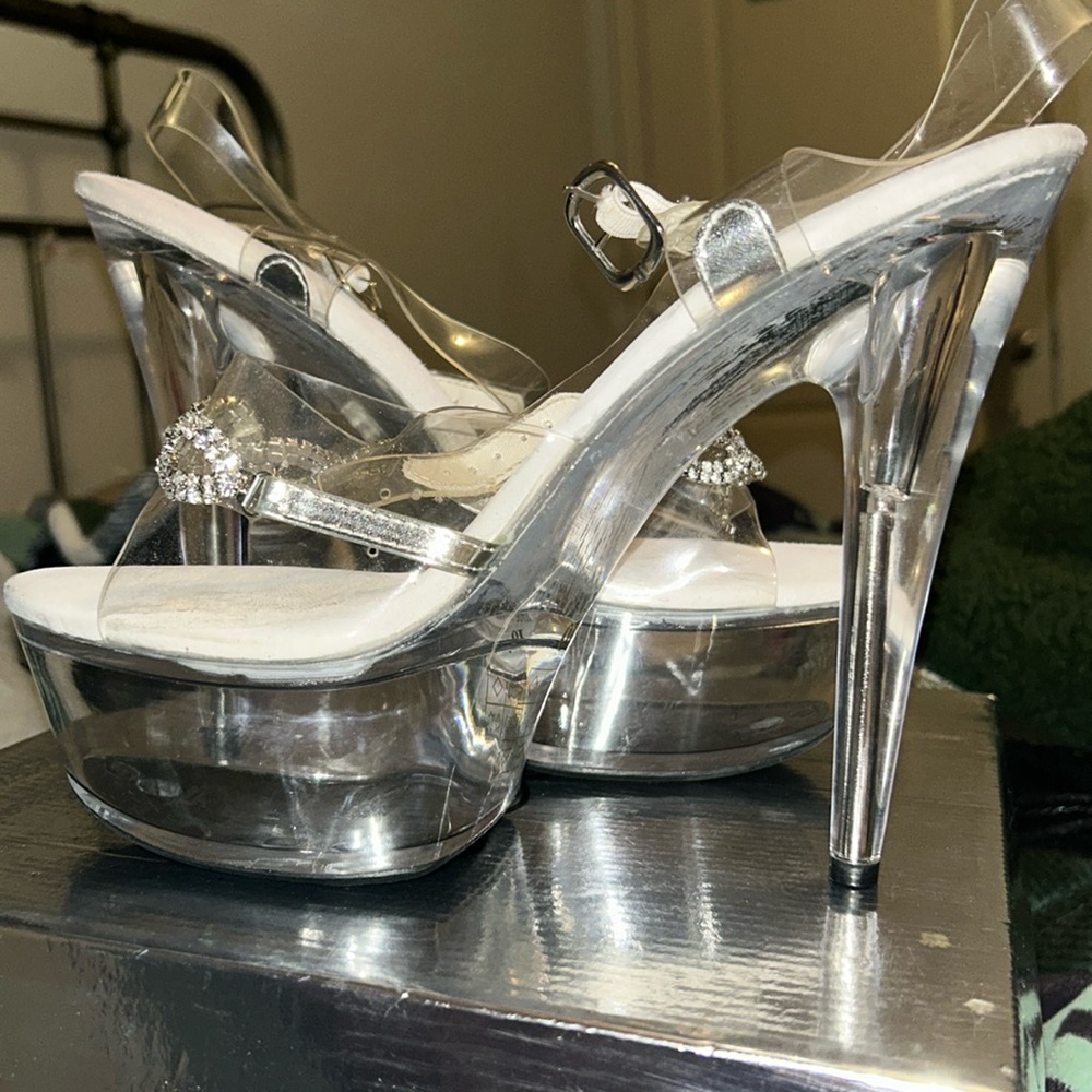 I am selling these heels , they are dancer shoes. They’re in great condition.